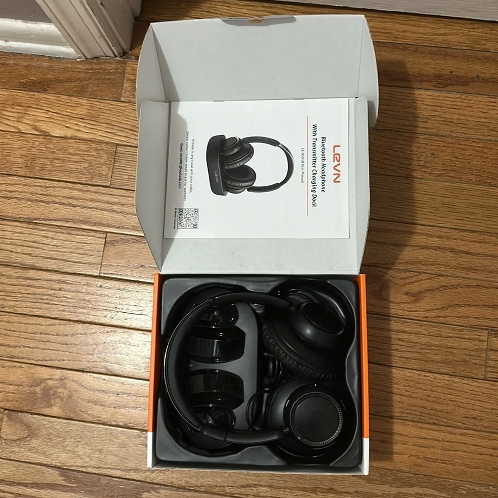 Levn Black Over-Ear Headphones - Picture 4 of 4